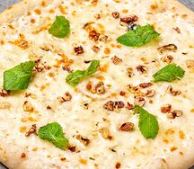 Пицца с горгонзолой, медом и грецкими орехами