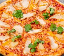 Пицца с курицей и ананасом