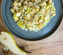 Салат с грецким орехом, дорблю и грушей
