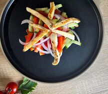 Салат из курицы, огурцов, перца и лука