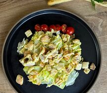 Салат Цезарь с курицей