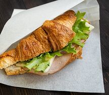 Круассан с ветчиной