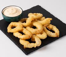 Кольца кальмара с соусом 9 шт