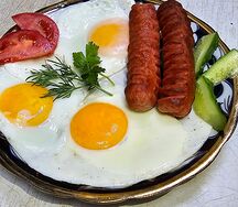 Яйцо с сосиской