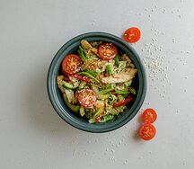 Теплый салат с курицей