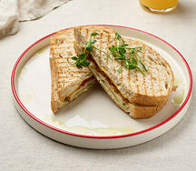 Гриль-чиз с копченой курицей на тартине