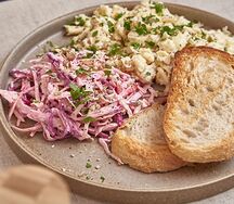 Омлет-скрэмбл с багетом и коул слоу