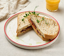 Гриль-чиз с говядиной и беконом на тартине 