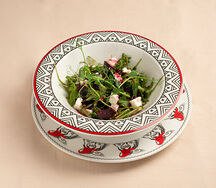 Салат со свеклой, рукколой и медово-горчичным соусом