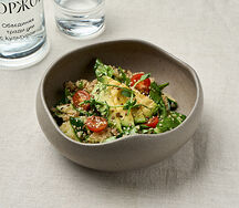 Салат с киноа и авокадо
