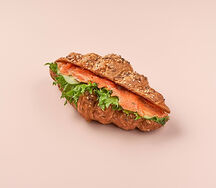 Зерновой круассан с лососем