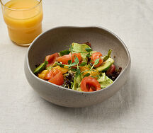 Салат с лососем и манго