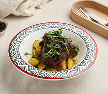 Говяжья щечка с картофелем и горошком