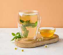 Ромашковый чай с мятой и мёдом