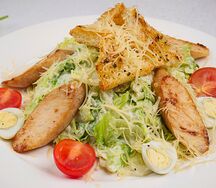 Салат Цезарь с курицей