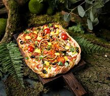 Пицца с охотничьими колбасками