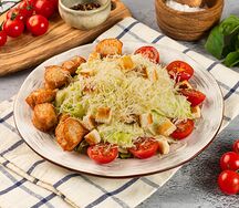 Салат Цезарь с курицей