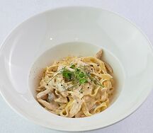 Тальятелле с цыпленком, лесными грибами, сливочным соусом и тимьяном