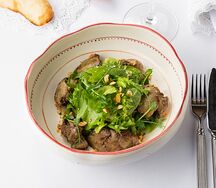 Теплый салат с куриной печенью