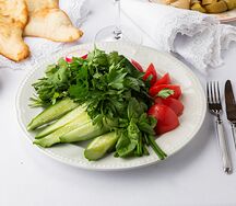 Ассорти из сезонных овощей и зелени
