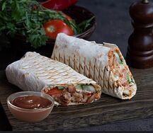 Шаурма с курицей и соусом барбекю