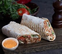 Шаурма с курицей и бургеный соусом