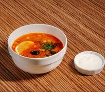 Сборная солянка со сметаной и лимоном