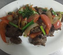 Говядина, жаренная с овощами