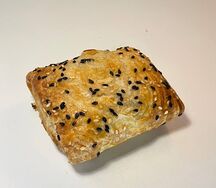 Самса с курицей, сыром и томатами