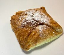 Конверт с яблоком и клюквой