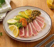 Стейк тунца с кабачками-гриль