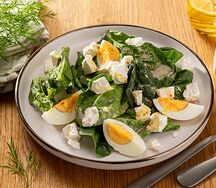 Зеленый салат с сыром и яйцом