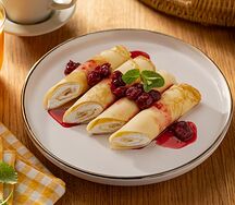 Блины с творогом и вишневым вареньем