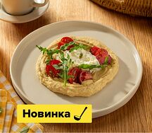 Хумус с страчателлой и томатами