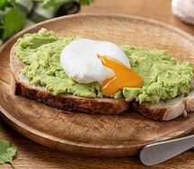Бутерброд с авокадо и яйцом