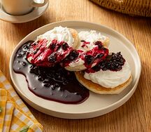 Оладьи с рикоттой и вишневым вареньем