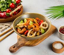 Морепродукты с яичной лапшой и соусом терияки