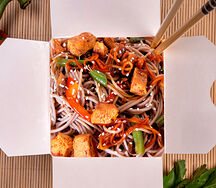 Wok по-тайски с курицей и лапшой соба