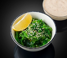 Салат с чукой с ореховым соусом