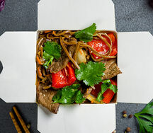 Wok по-китайски с говядиной и лапшой соба