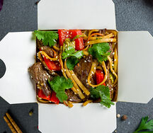 Wok по-китайски с говядиной и лапшой удон
