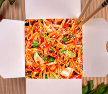 Wok по-гавайски с курицей и яичной лапшой