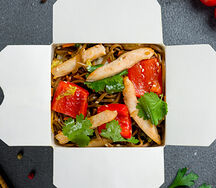 Wok по-китайски с курицей и лапшой соба