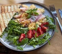 Скрэмбл с беконом, овощами и зеленью