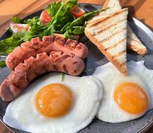 Глазунья и сосиски с овощами