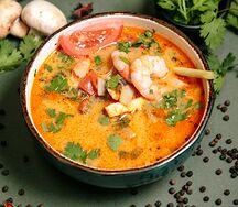 Том Ям с креветкой и кальмарами, с рисовой лапшой