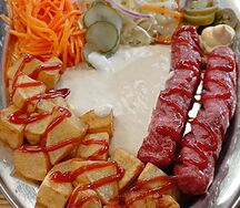 Хот-дог на тарелке