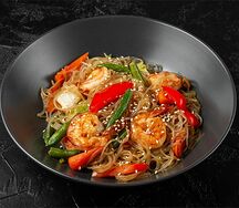 Фунчоза с тигровыми креветками в устричном соусе