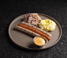 Ассорти колбасок с картофельным пюре с трюфельным маслом и коул слоу