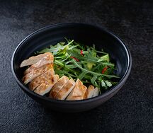 Зелёный салат с авокадо и курицей